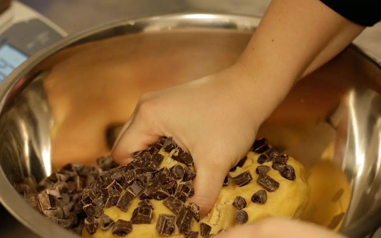 Caja de galletas de estilo americano con cookies clásicas o rellenas