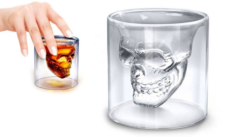 Image 4: Verres à liqueur en forme de tête de mort