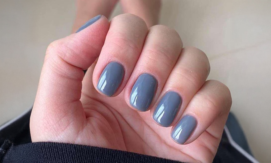 Image 6: Sesión de manicura y/o pedicura con esmaltado normal o semipermanente