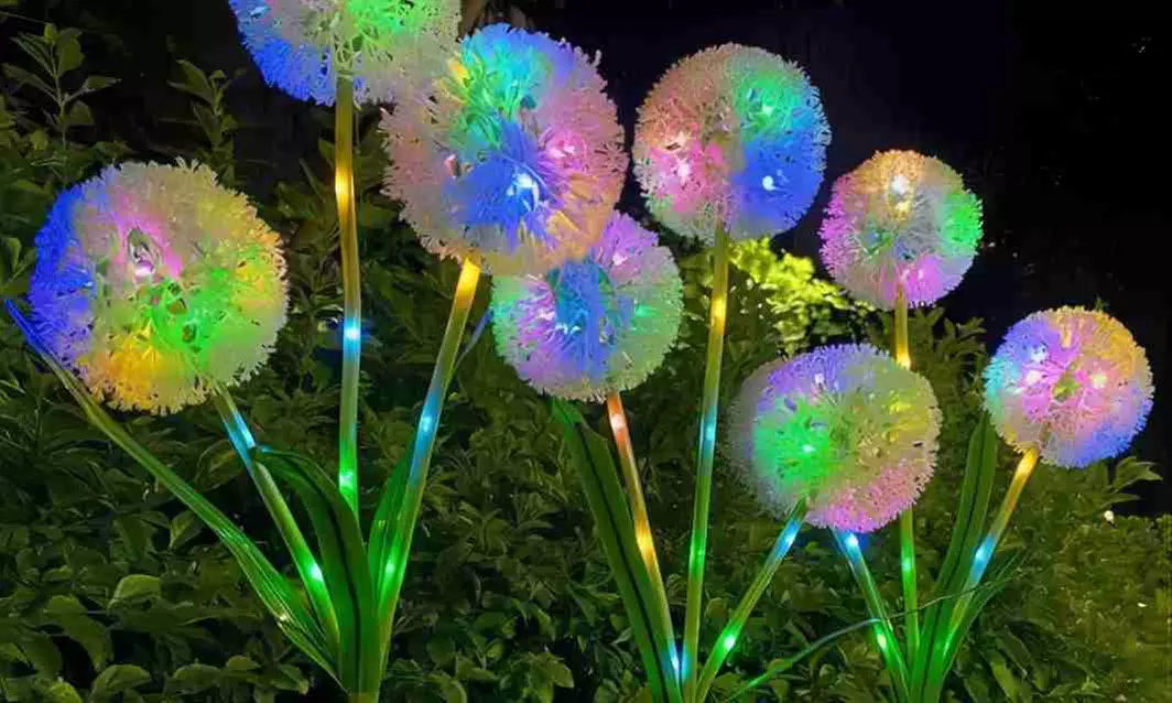 Pack of 2 or 4 Solar Outdoor Landscape Water-resistant Dandelion Light