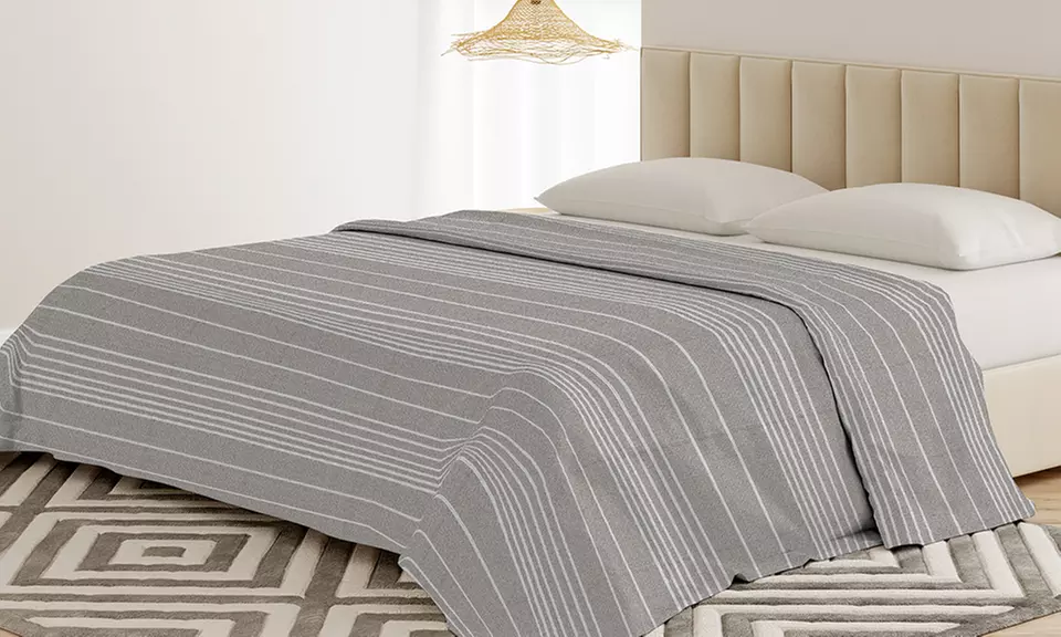 Sofabezug und Tagesdecke aus natürlicher recycelter Baumwolle