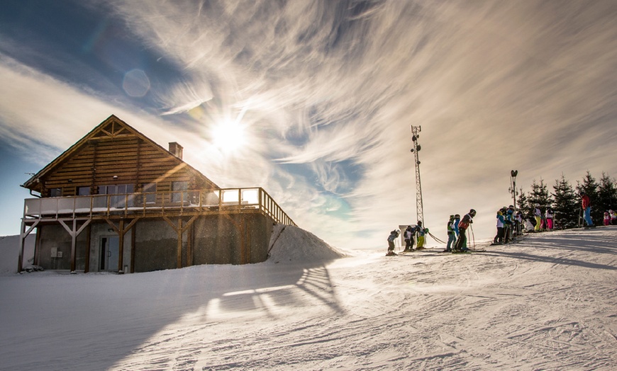 Image 2: Całodzienny karnet na narty lub snowboard w górach