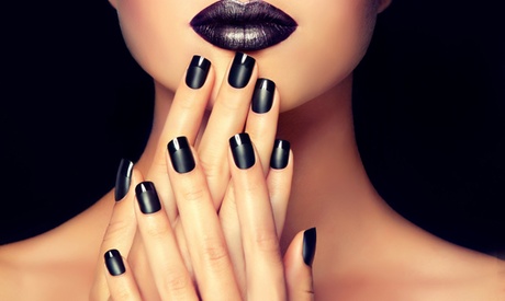 Una o 3 manicure con smalto classico o semipermanente al centro Nail Studio (sconto fino a 81%)