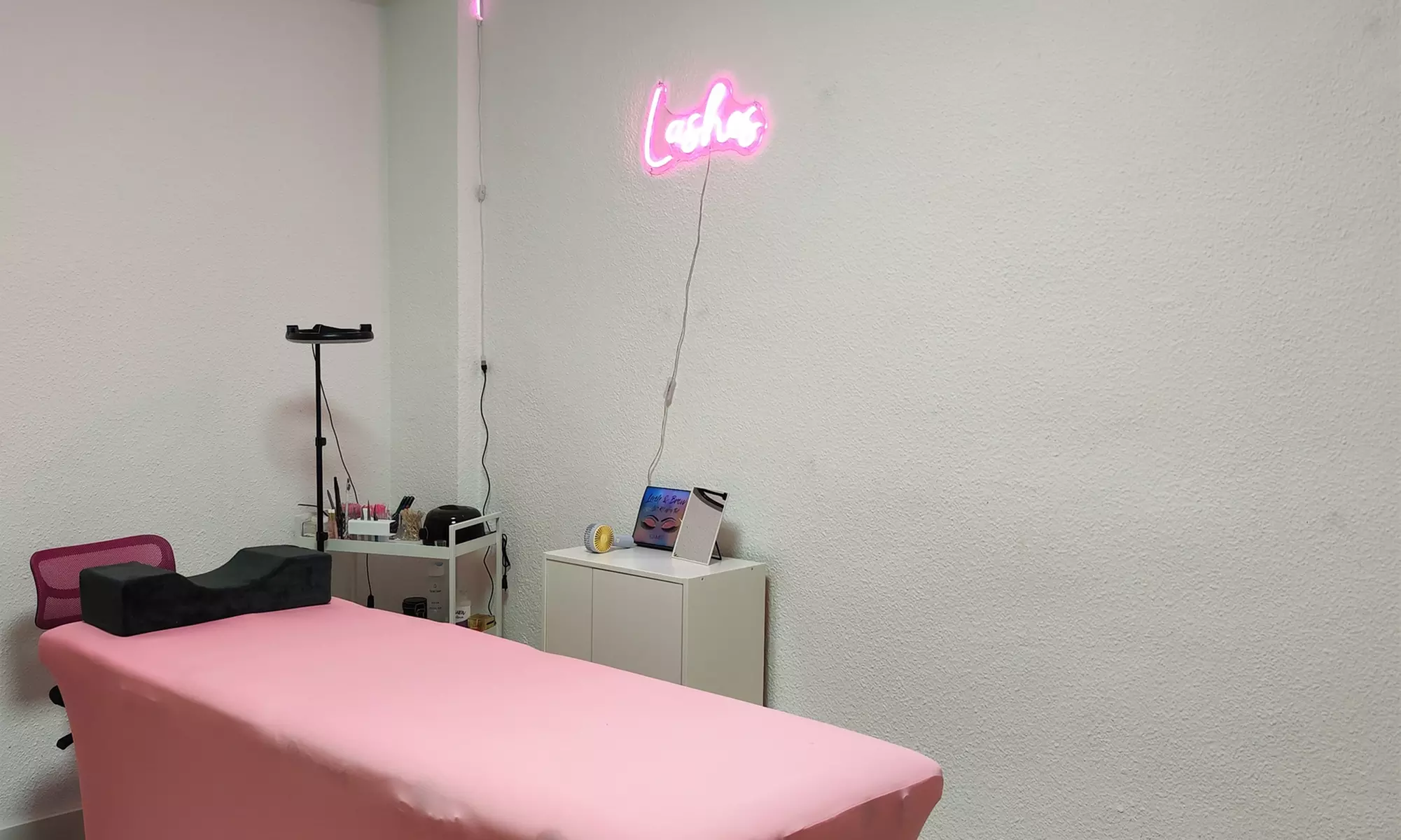 Hasta 47% de dto. en Manicura - Pedicura - Shellac / Permanente / Gel en Salon de belleza Priego