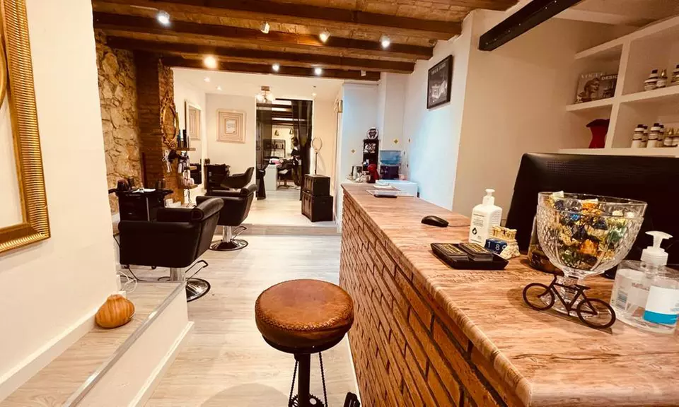 Sesión de peluquería con alisado de keratina brasileño hasta el hombro