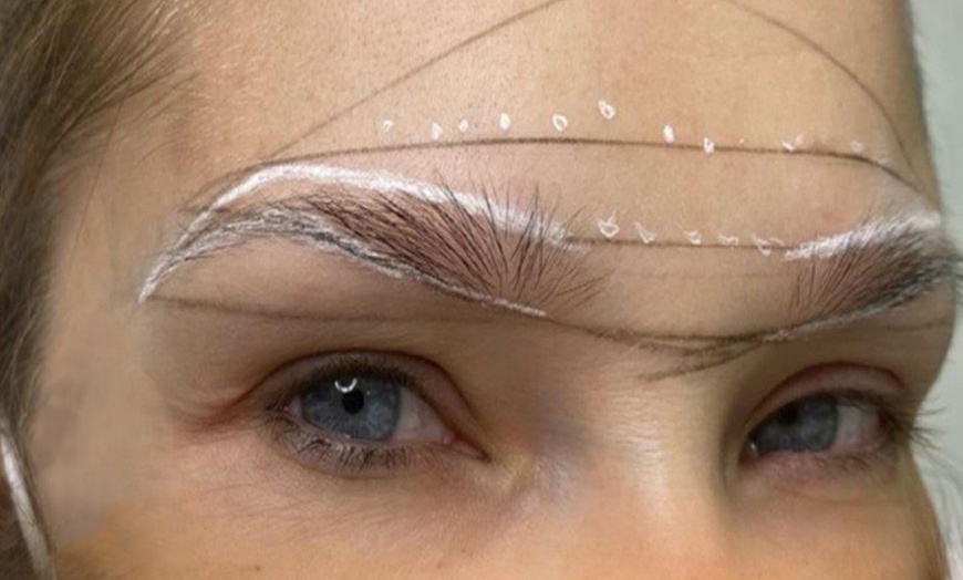 Image 8: Microblading de cejas con diseño o micropigmentación de labios natural