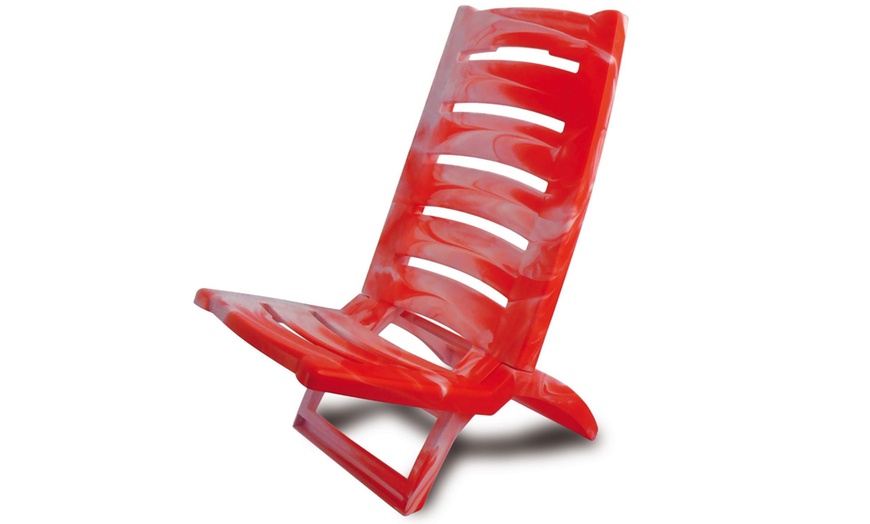 Image 2: Set of Two Foldable Plastic Marble-Effect Low Beach Chairs