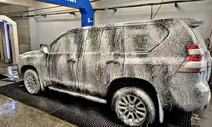 Deja tu coche impoluto por fuera y dentro: limpieza a elegir para 1