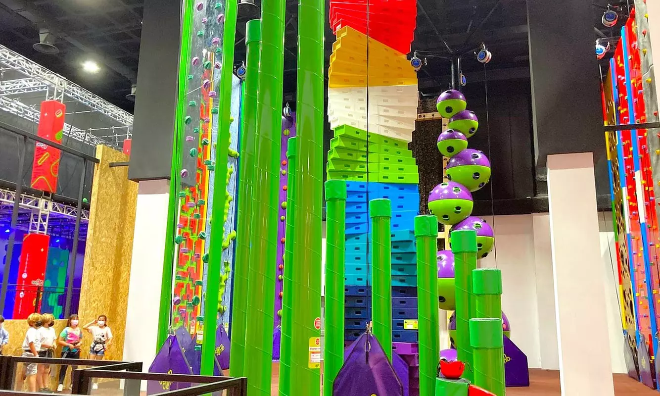 Acceso de 1 h a camas elásticas o escalada lúdica en C.C. Thader