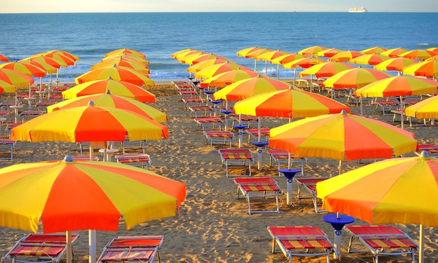 Image 1: Rimini: fino a 7 notti con colazione e accesso spiaggia per 2