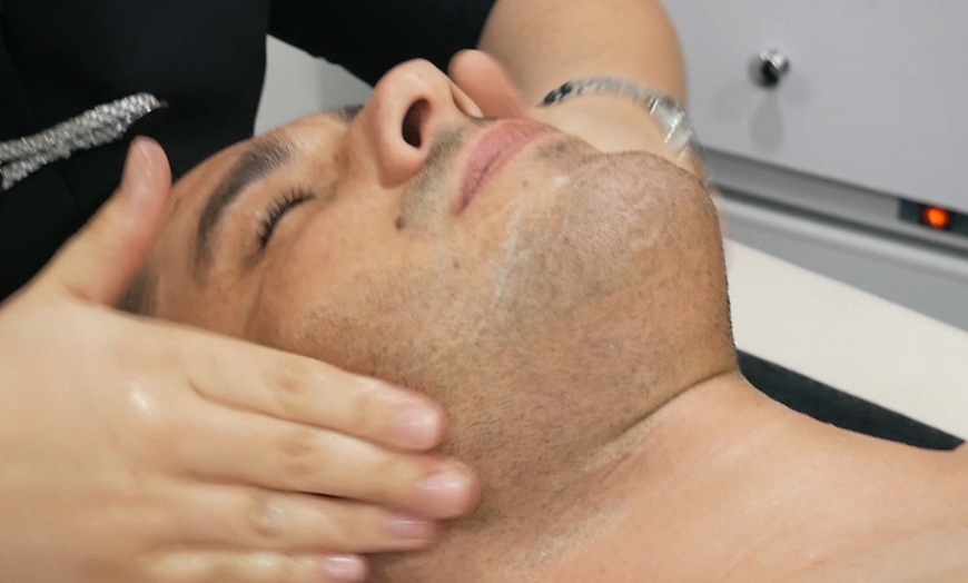 Image 1: Limpieza facial para hombres en las clínicas Laser Fusion Raimundo