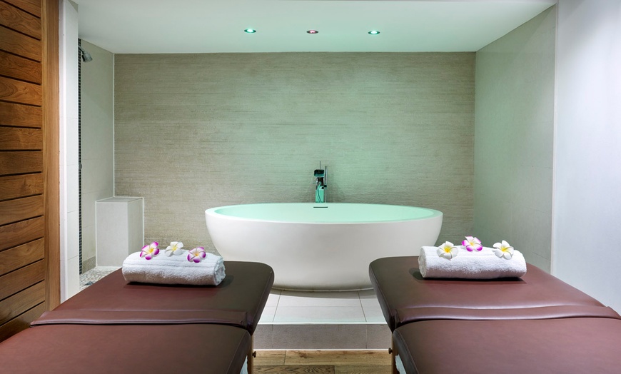 Image 6: Central London: Luxury Stay with Spa Access 