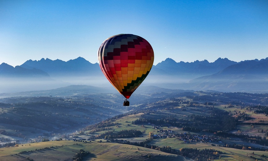 Image 1: Podniebna przygoda z widokiem na Tatry: lot balonem dla 1-7 osób