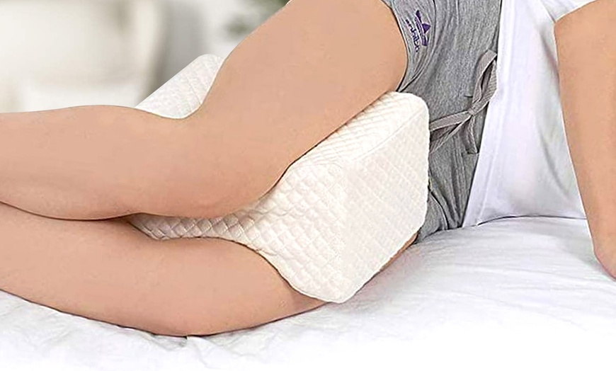 Image 5: Almohada viscoelástica para piernas o rodillas, con funda de poliéster