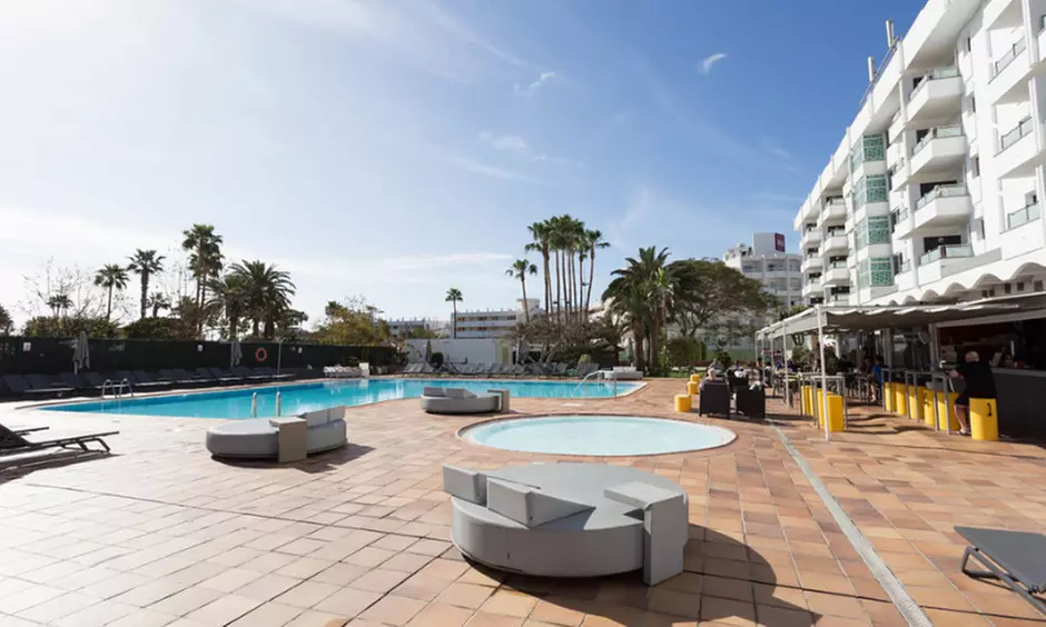 Day Pass, cama balinesa, menú barbacoa, cava y descuento en bebida para 2 con hasta un 35% de descuento - Primary Image