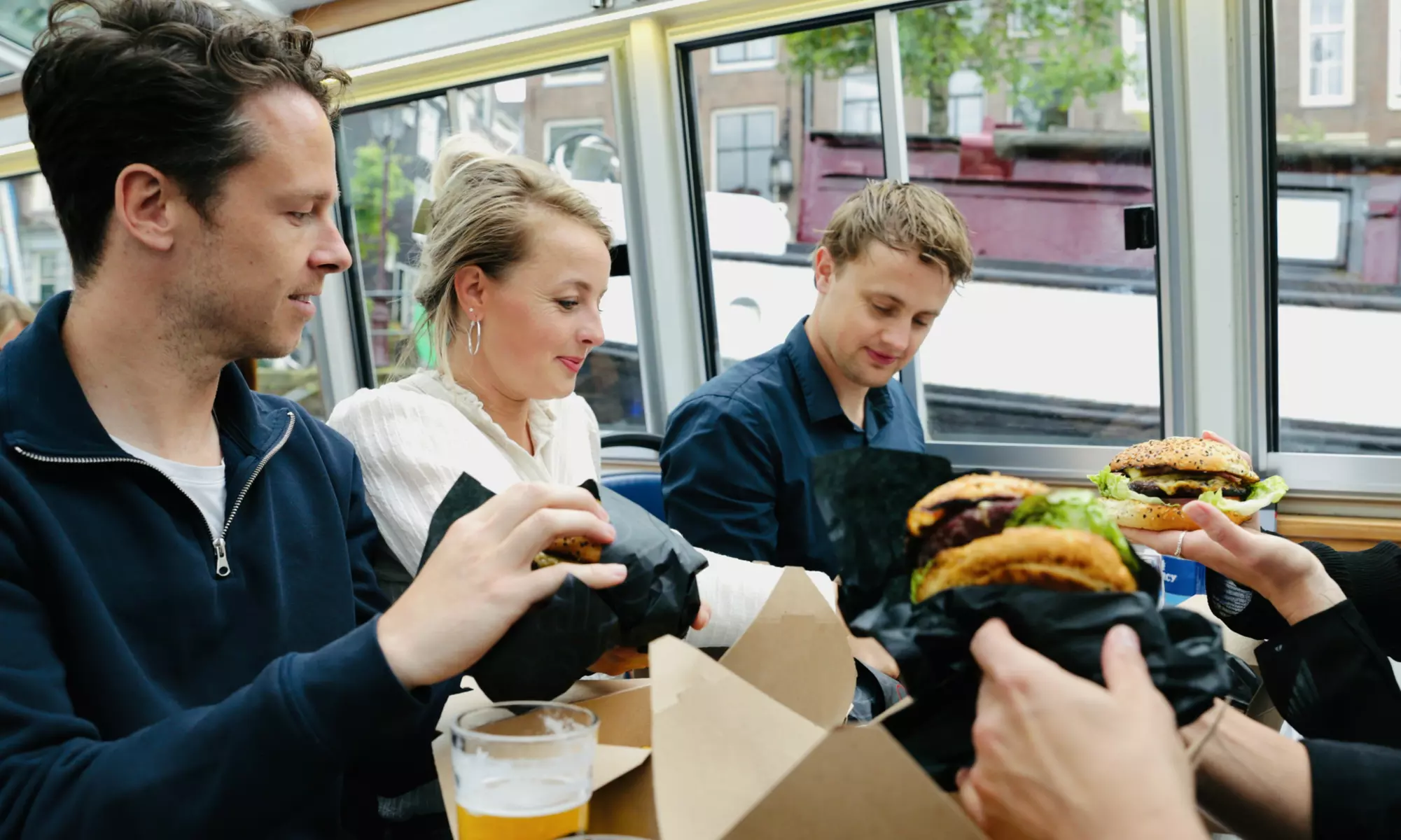 Grachten en genieten: rondvaart op de Amsterdamse grachten terwijl je smult van een sappige burger, nu tot 28% korting - Image 4