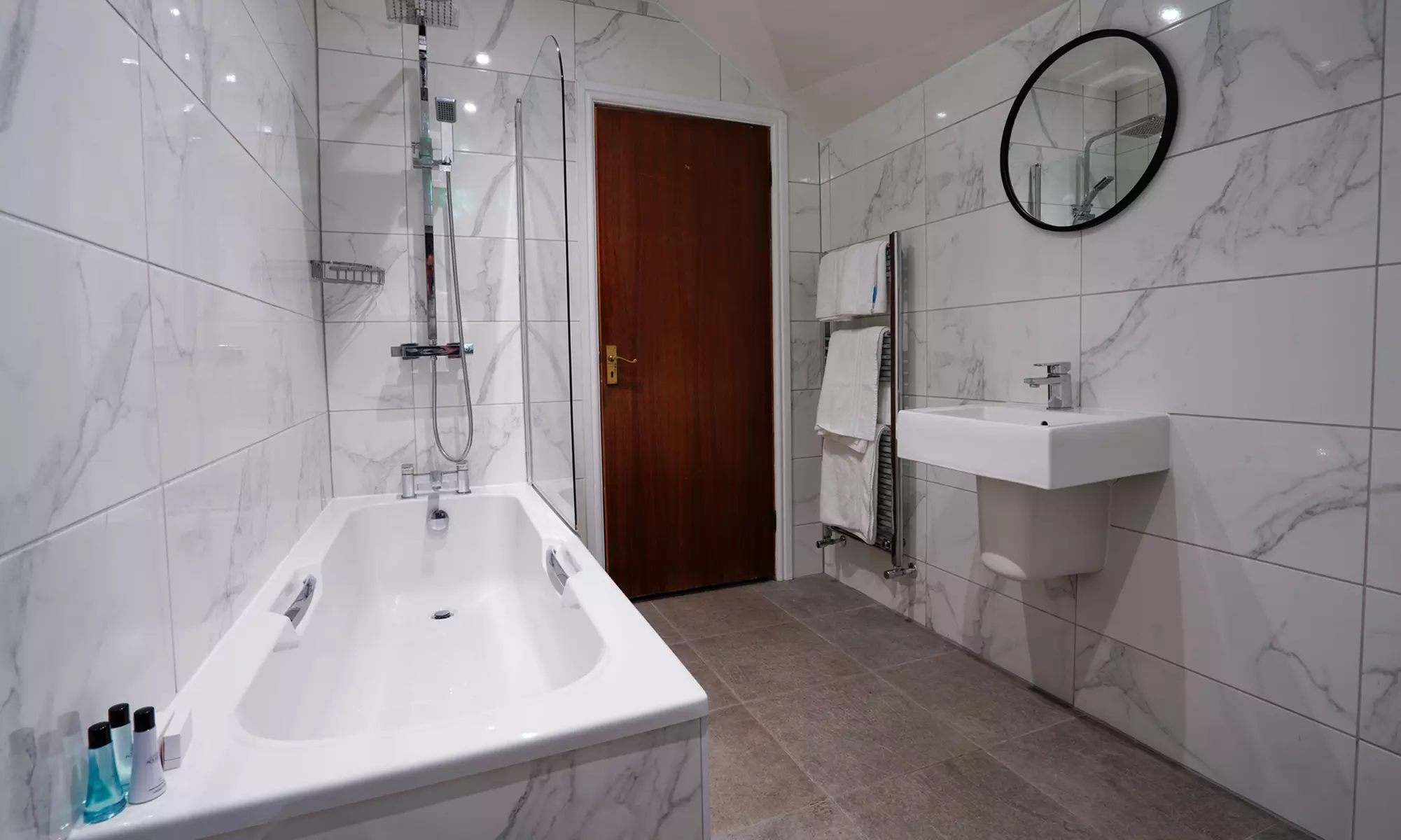 West Yorkshire: Double Room for 2 w/ Breakfast & Dinner, Plus Prosecco