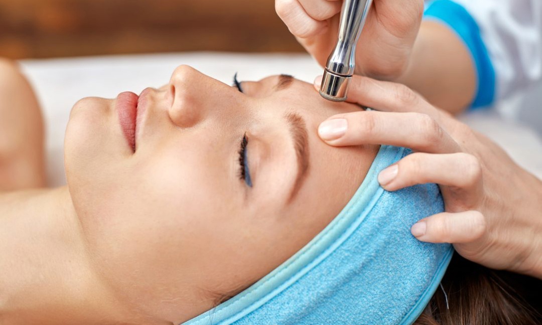 Klassische Basis- oder Luxus-Pur-Gesichtsbehandlung für 1 Person