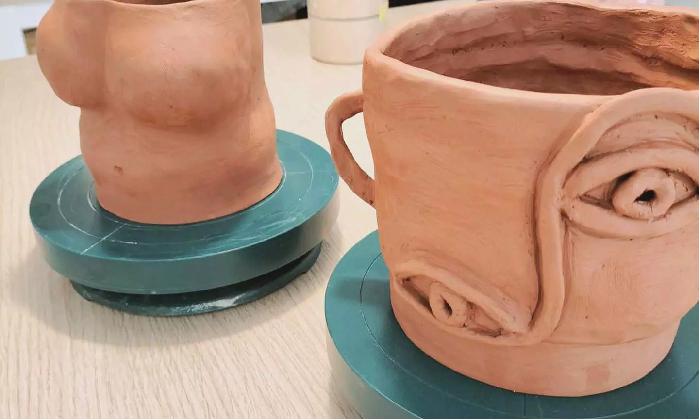 Taller de cerámica con opción a dos copas de vino para 1 o 2 personas