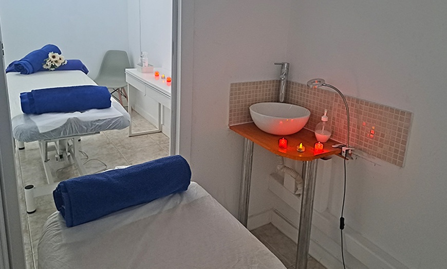 Image 2: Escapada en pareja con masaje, rituales, cava y bombones 