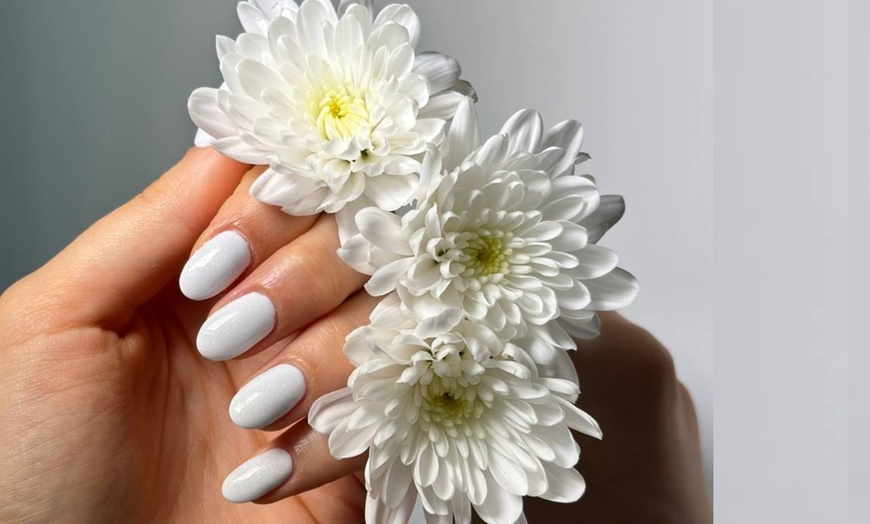 Image 4: Maniküre oder Pediküre opt. mit Spezialbehandlung für 1 Person