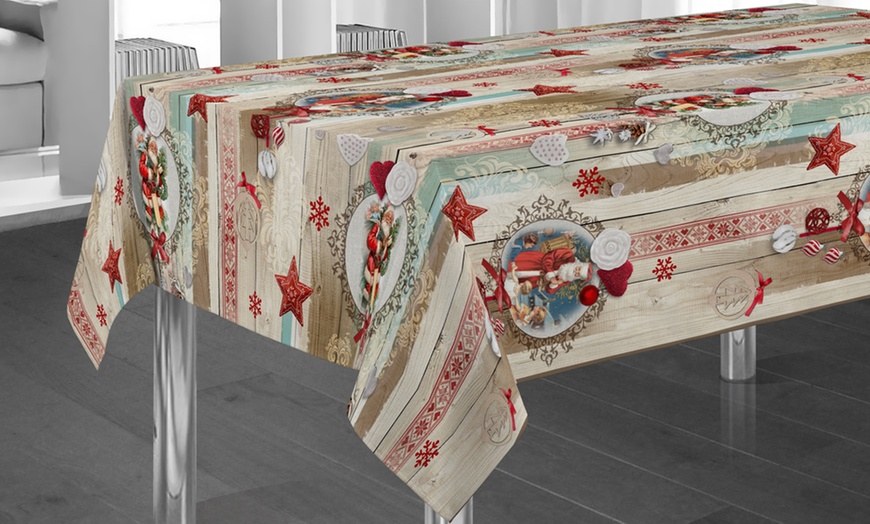 Image 6: Nappe de table Noël avec designs et dimensions assortis 