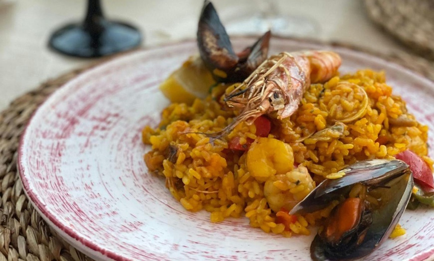 Image 8: ¡Saborea un menú de platos tradicionales con vistas a toda Granada!