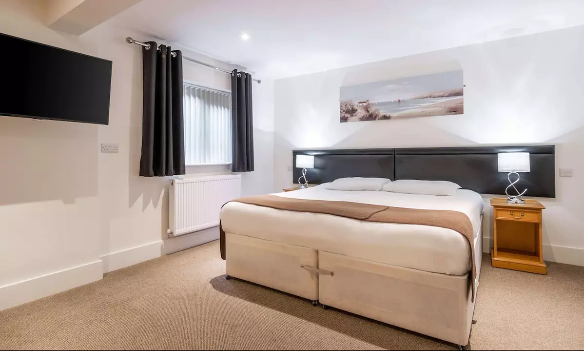 Lincolnshire: One Night with Breakfast, Dinner, and Murder Mystery