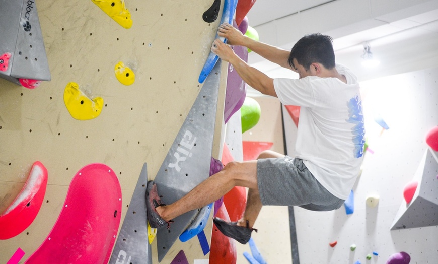 Image 6: Full-Day Bouldering + Shoe Rental