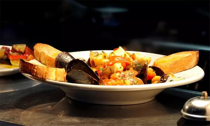 Saborea pizzas artesanas en este menú con cóctel en terraza chill out