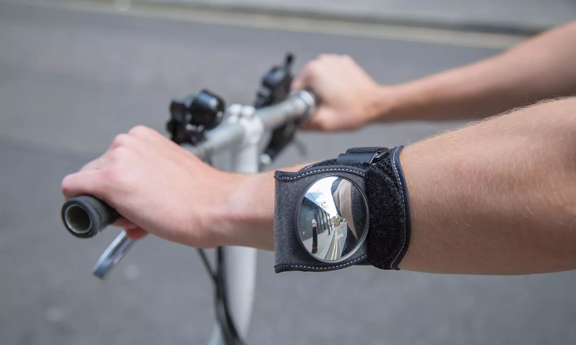 Armband mit Rückspiegel fürs Fahrradfahren - Primary Image