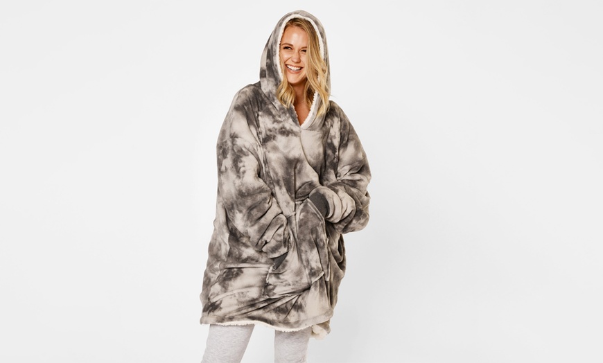 Image 3: Printed Tie-Dye Oversized Sherpa Hoodie Blanket
