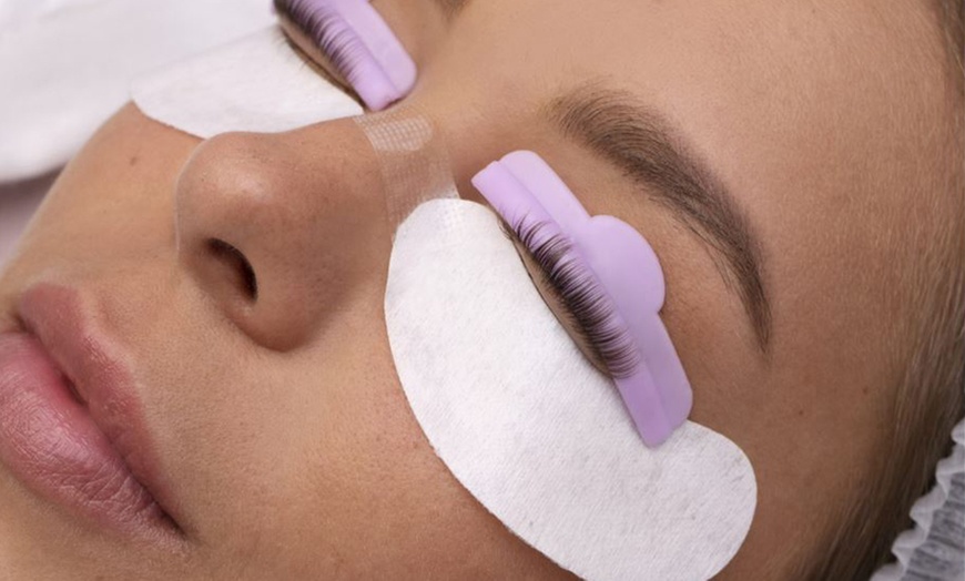 Image 2: Rehaussement de cils ou Ombre Brows chez Beauté de soie