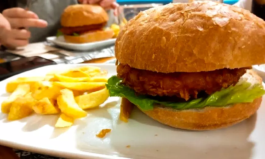 Image 3: Menú de hamburguesa para 2 o 4 con bebida y chupito o copa de champán