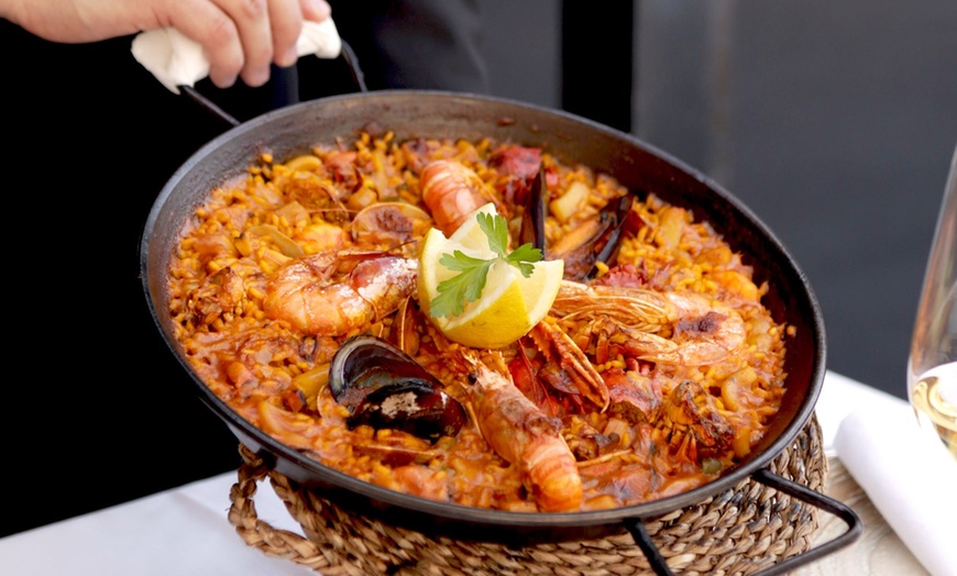 Image 25: Menú tradicional español con opción a botella de vino para 2 o 4