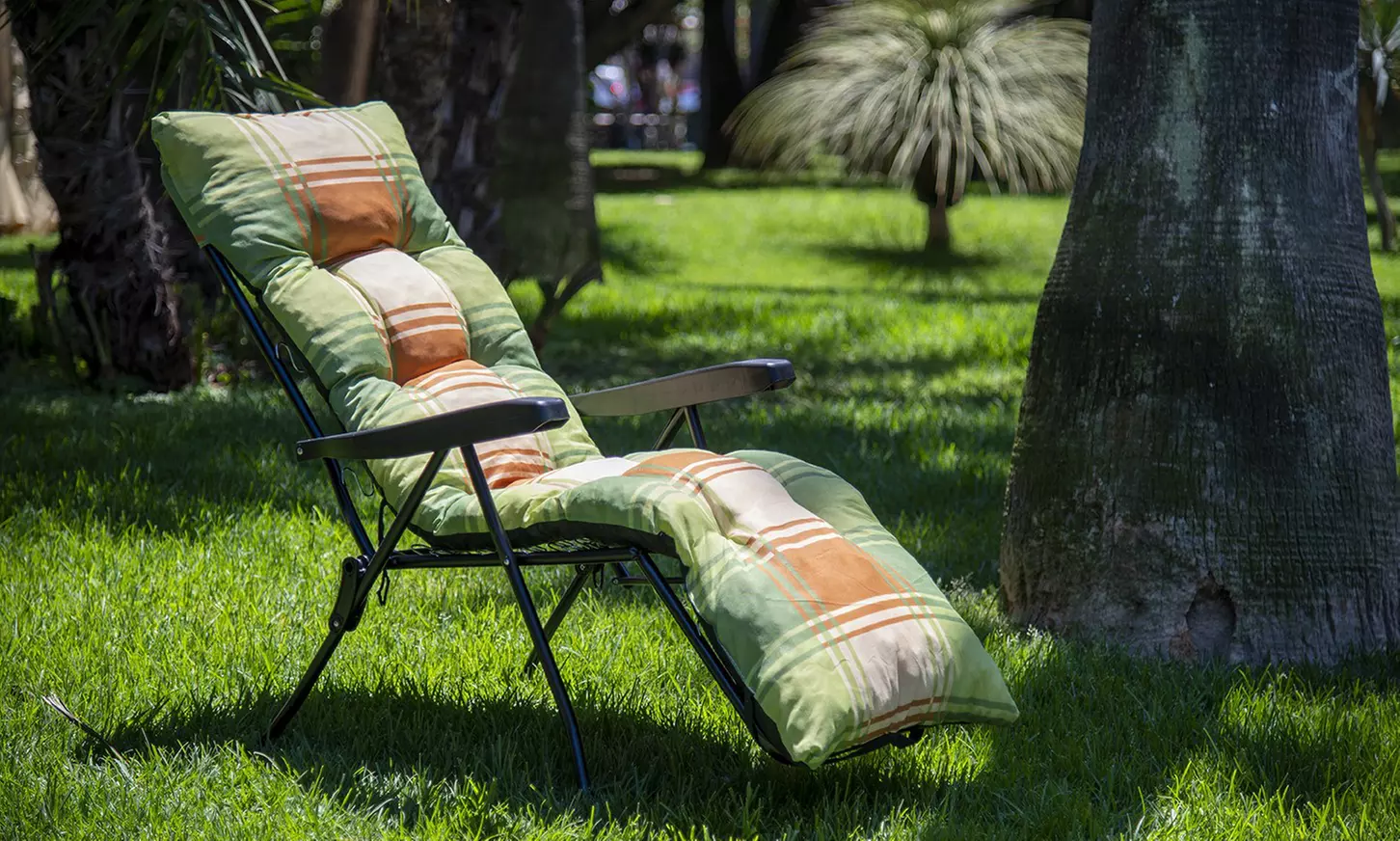 Verstelbare zit- of ligstoel met armsteunen, 6 standen, voetensteun en kussen van Metal far, inclusief verzending