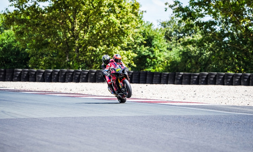 Image 10: Vitesse et sensations fortes garanties : baptême en moto de 3 tours