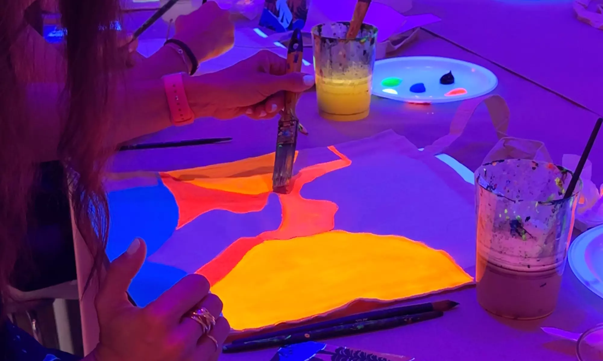 Pinta una totebag con vermú y cerveza en Malasaña para 1 o 2 personas