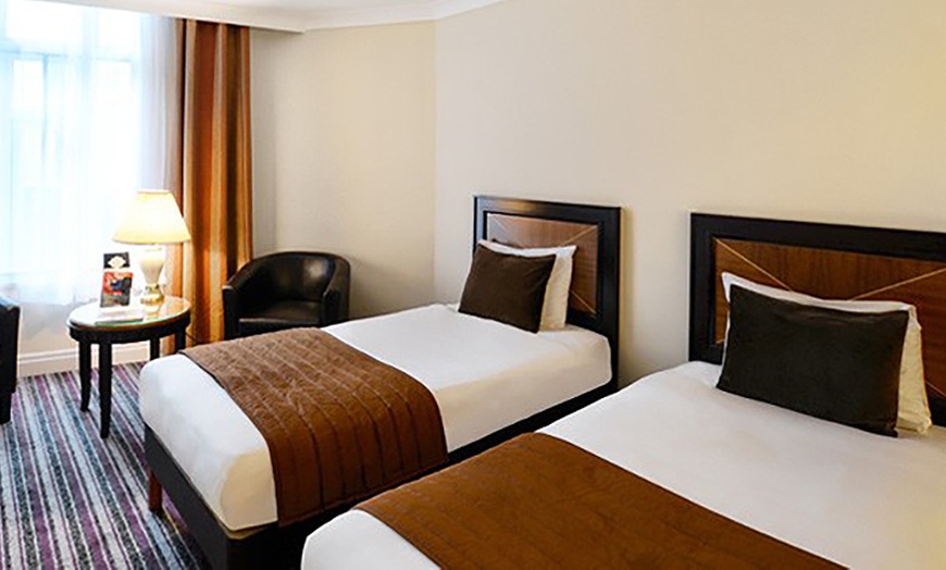 Image 4: Manchester: 1 Night Stay for 2 with Welcome Drink & Breakfast