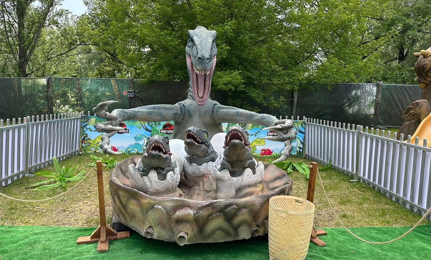 Image 2: Całodniowe bilety wstępu dla 1 osoby lub rodziny do parków DinoWorld