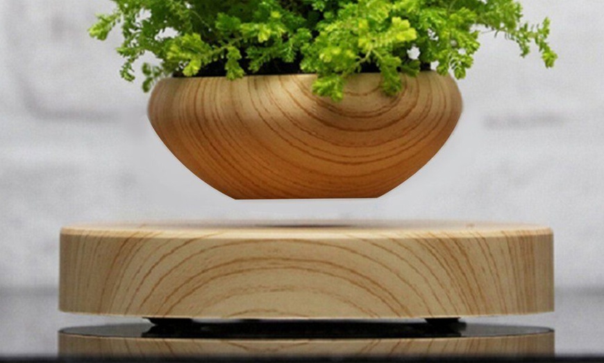 Image 3: Magnetic Floating Plant Pot