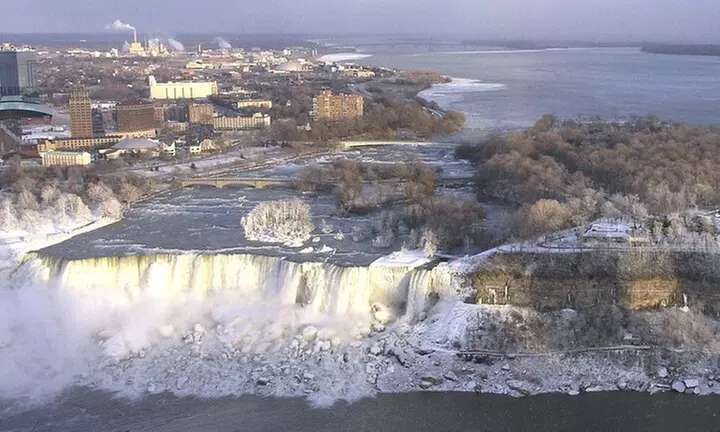 4 hrs Magical Tour of Niagara Falls for 1-6 People with Expert Guides