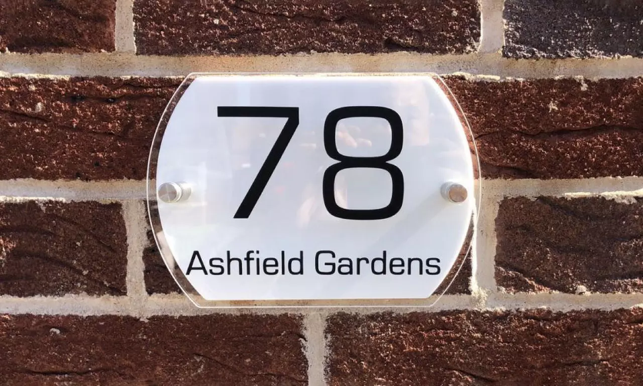 One Oval Curve White Door Sign at Decomatters