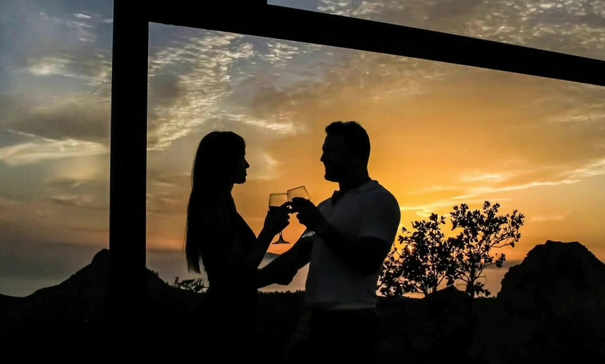 Image 1: Menú de comida con visita a bodega y cata de vinos para 1 o 2 personas