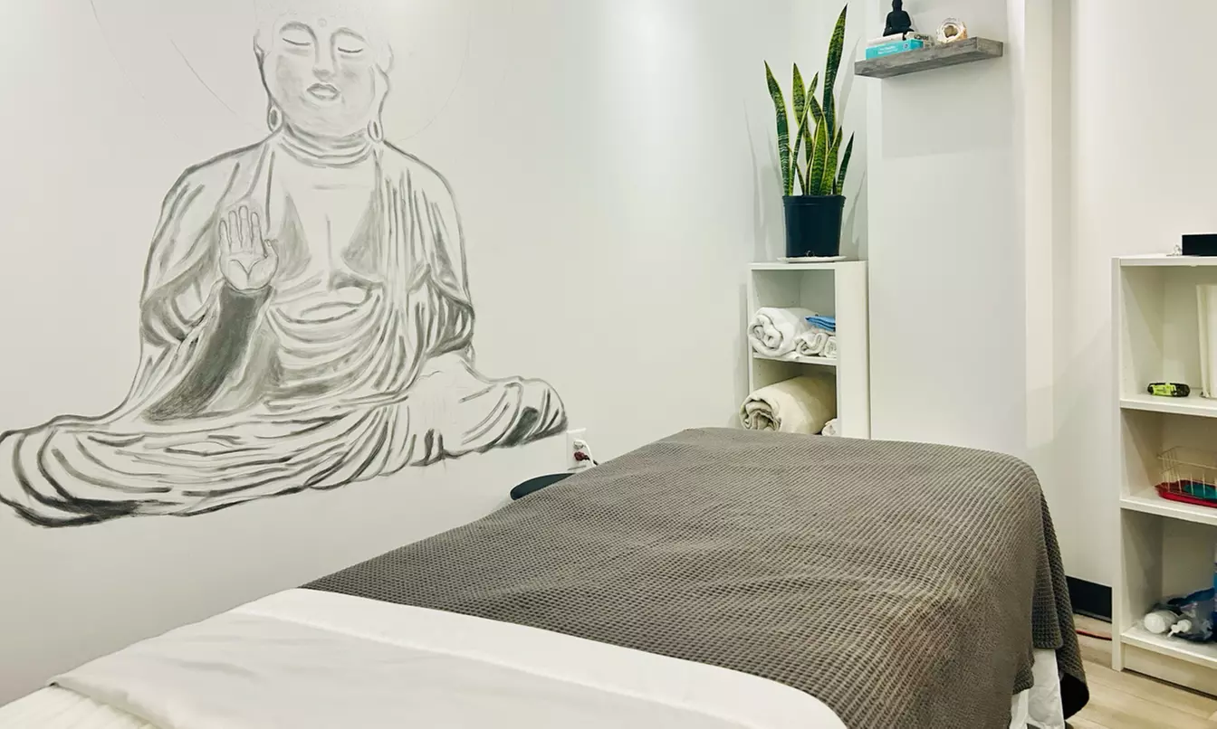 60/90-Min Custom Massages w/ Hot Towels, Aromatherapy & Enhancement