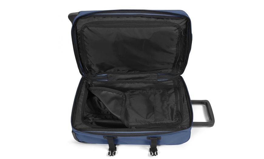 Image 7: Valise Eastpak avec système de roulement 360°