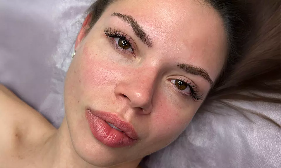 Full Set of Individual Eyelash Extensions with Eyebrow Tinting Service