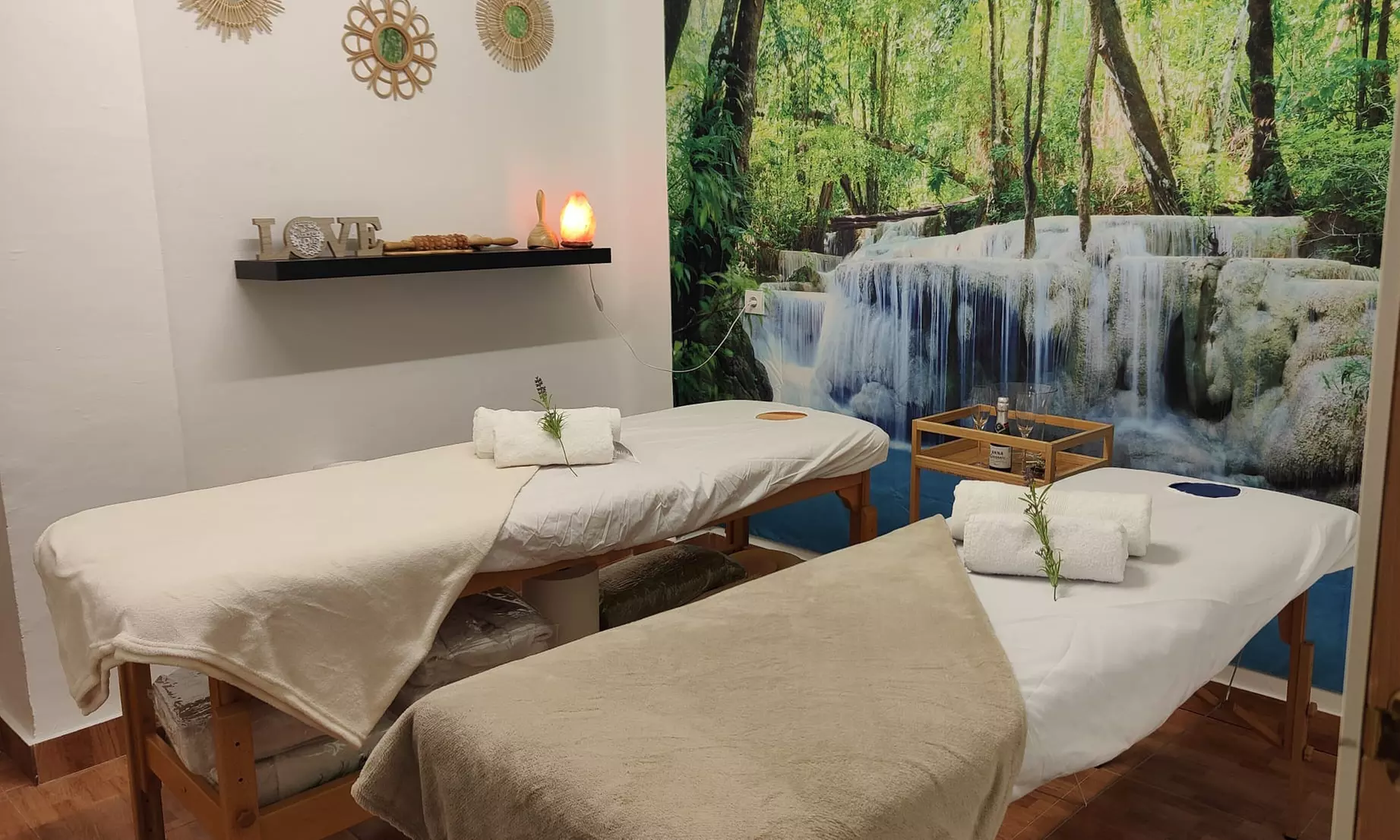 Masaje en pareja con piedras calientes o bambú, infusión y bombones