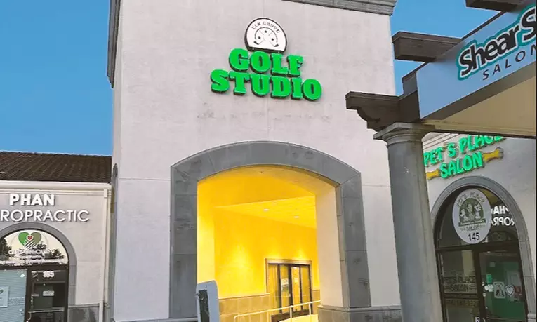 Enjoy One or Two Hours of Virtual Golf in Standard or Luxury Bay
