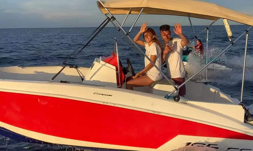 Alquiler de embarcación sin licencia para 6 personas hasta 8 horas